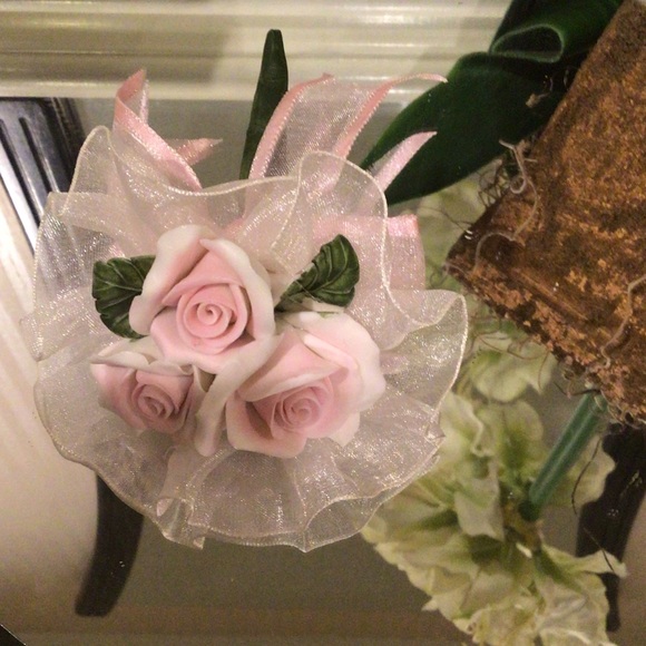 🎁💕⬇️Price Drop⬇️NWOT Miniature pink/white boutique of roses🌹 - Picture 1 of 5